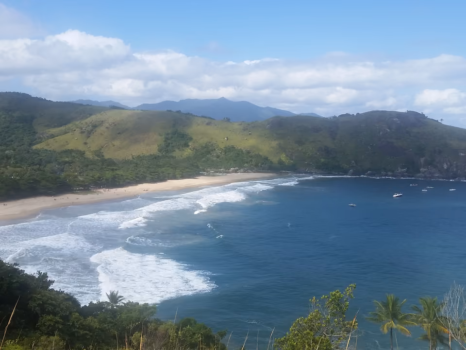 Praia do Bonete em Ilhabela, com vila de pescadores simples e mar aberto