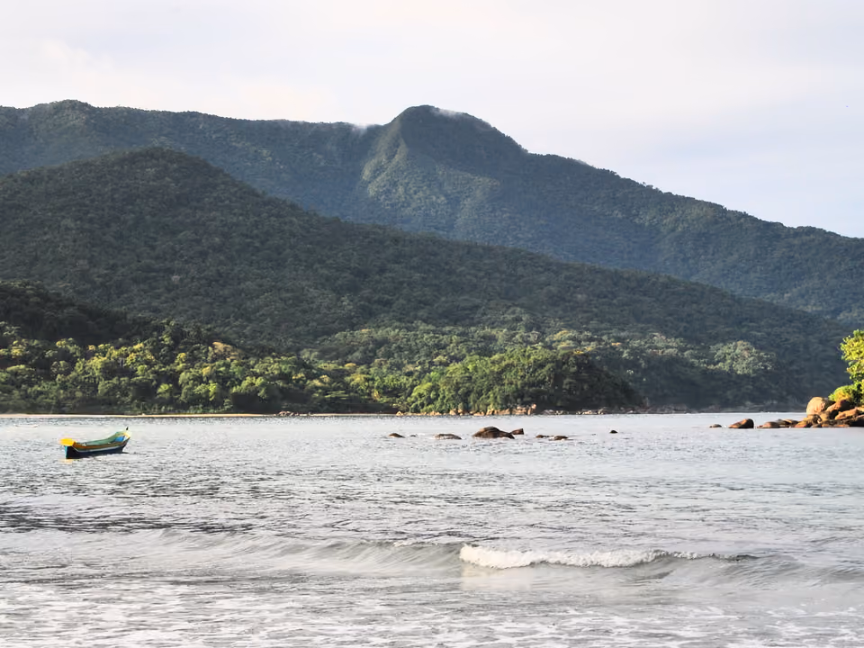 Praia de Castelhanos em Ilhabela, extensa e cercada por mata atlântica preservada