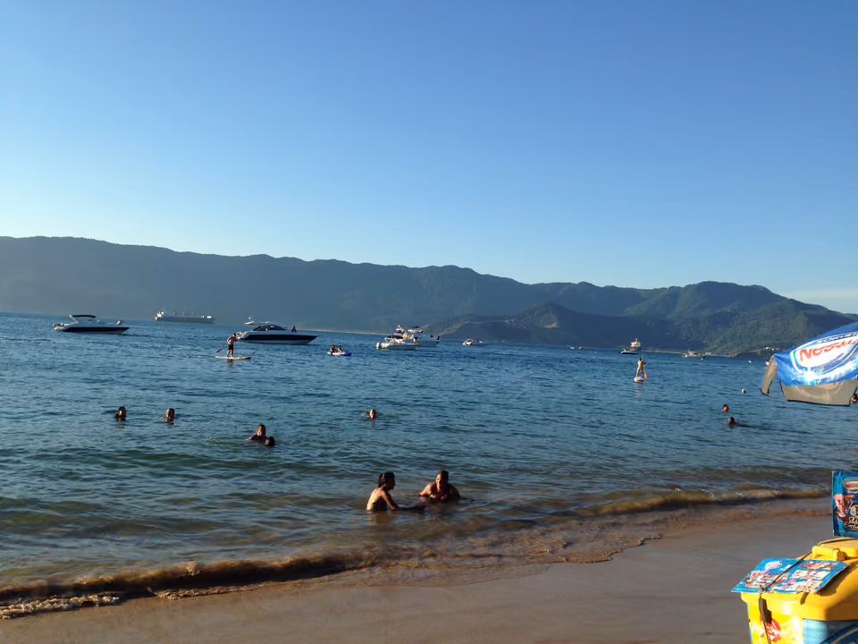 Praia do Curral em Ilhabela, com mar calmo e boa estrutura de pousadas próximas
