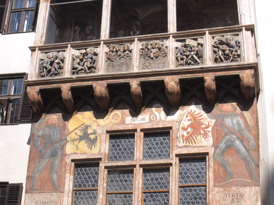Fachada com afresco e balcão esculpido do Goldenes Dachl, Innsbruck, Áustria