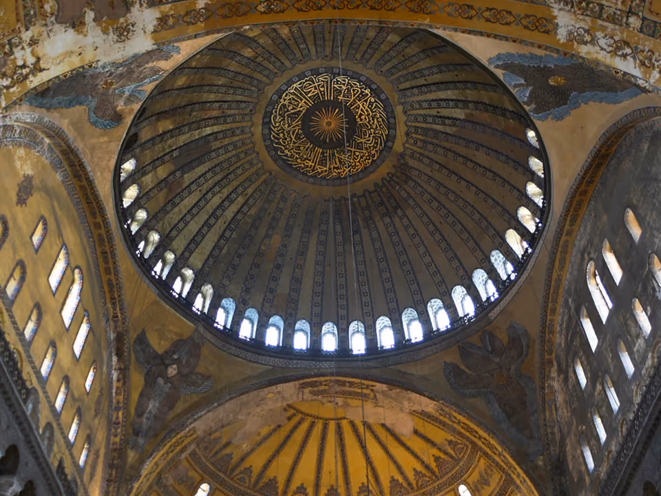Cúpula interna da Hagia Sophia com caligrafia islâmica e mosaico bizantino, Istambul