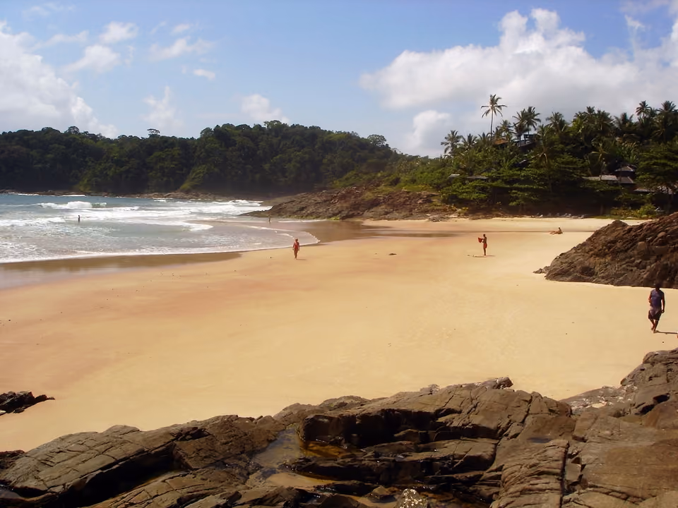 Praia da Tiririca em Itacaré, cercada por Mata Atlântica no litoral sul da Bahia