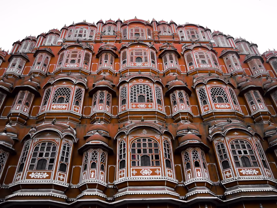Fachada rosa em forma de colmeia do Hawa Mahal, Jaipur, Índia