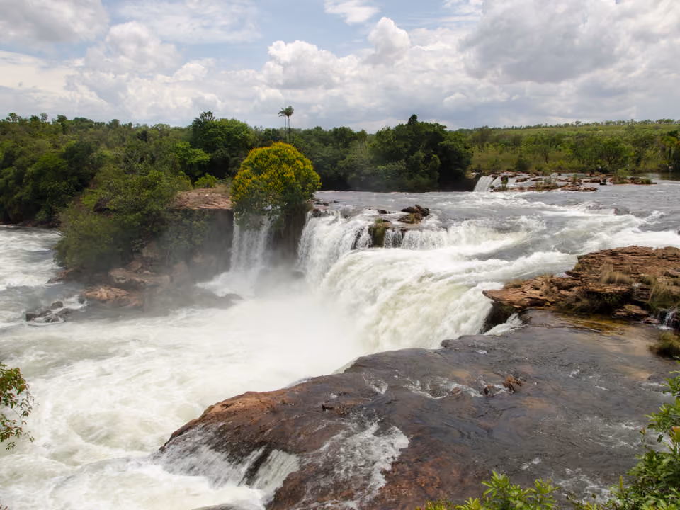 Cachoeira da Velha, no Jalapão, com queda de água sobre pedra em leque