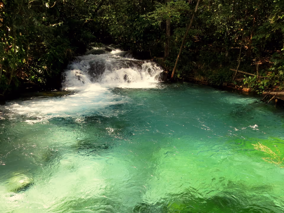 Cachoeira do Formiga, no Jalapão, com queda de água cercada de vegetação de cerrado