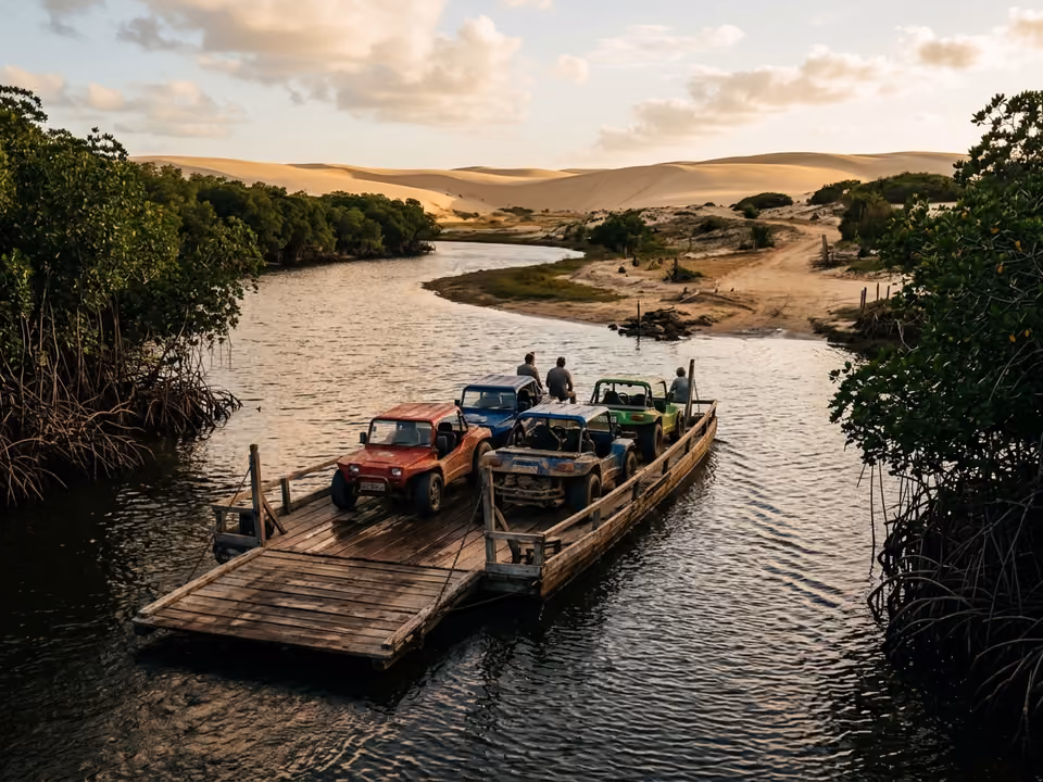 Balsa de madeira atravessando o rio entre mangues com buggys a bordo, a caminho de Tatajuba