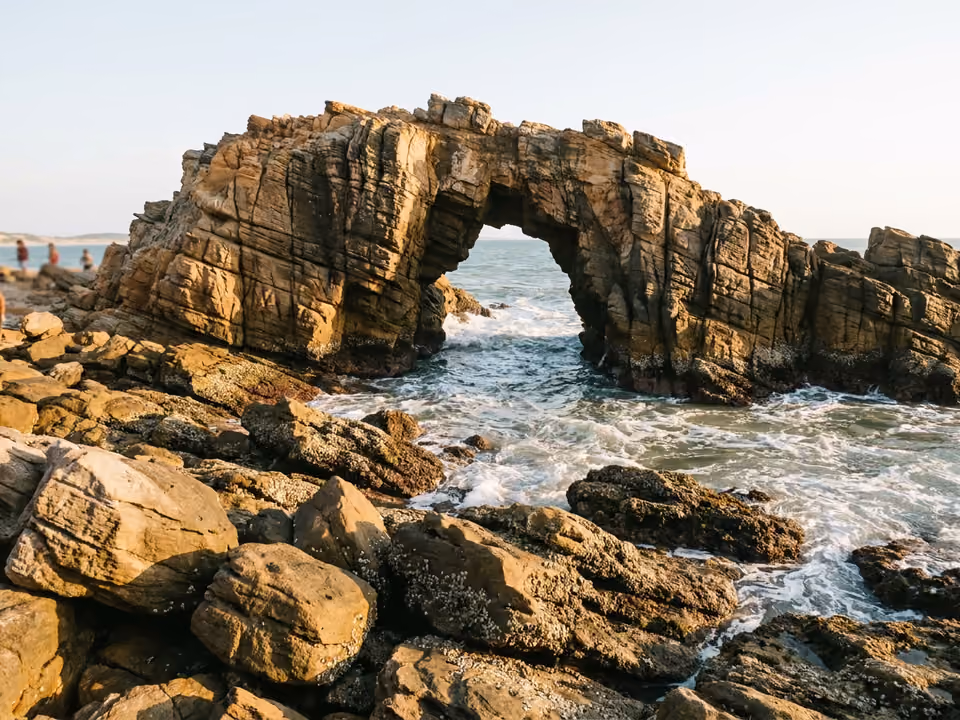 Arco de pedra da Pedra Furada em Jericoacoara emoldurando o mar entre as rochas