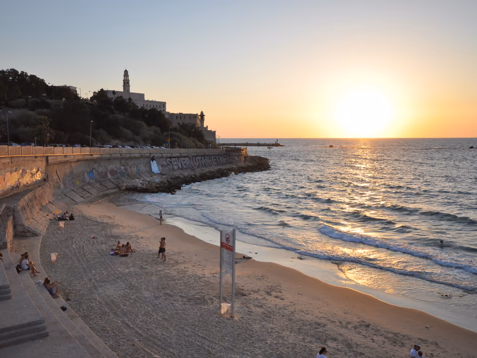 Praia de Jaffa ao pôr do sol, com o mosteiro de São Pedro no alto da colina, Tel Aviv