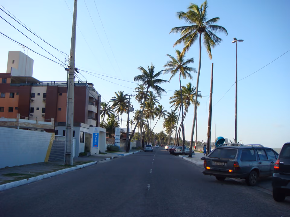 Orla da Praia do Bessa em João Pessoa, com coqueiros e calçadão