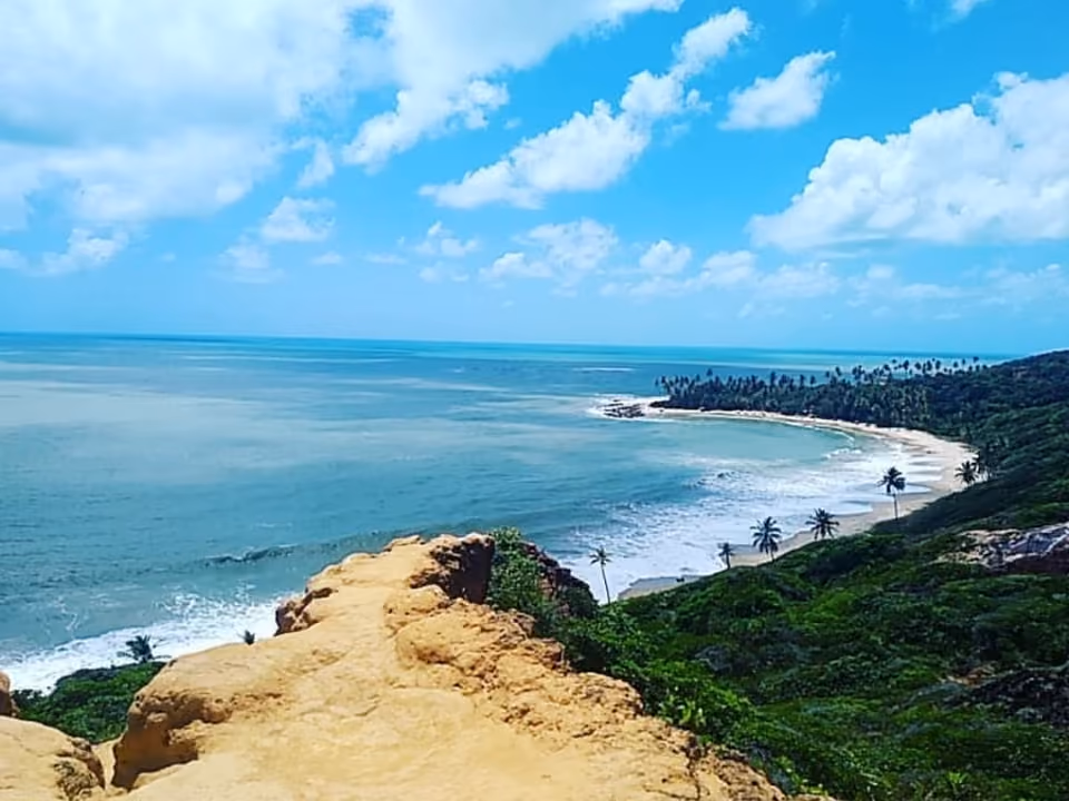 Falésias vermelhas e mar da Praia de Coqueirinho, no litoral sul da Paraíba