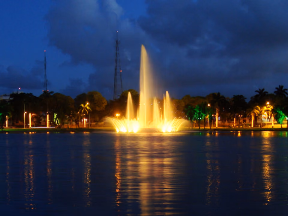 Lagoa do Parque Solon de Lucena, no centro de João Pessoa, com coqueiros ao redor