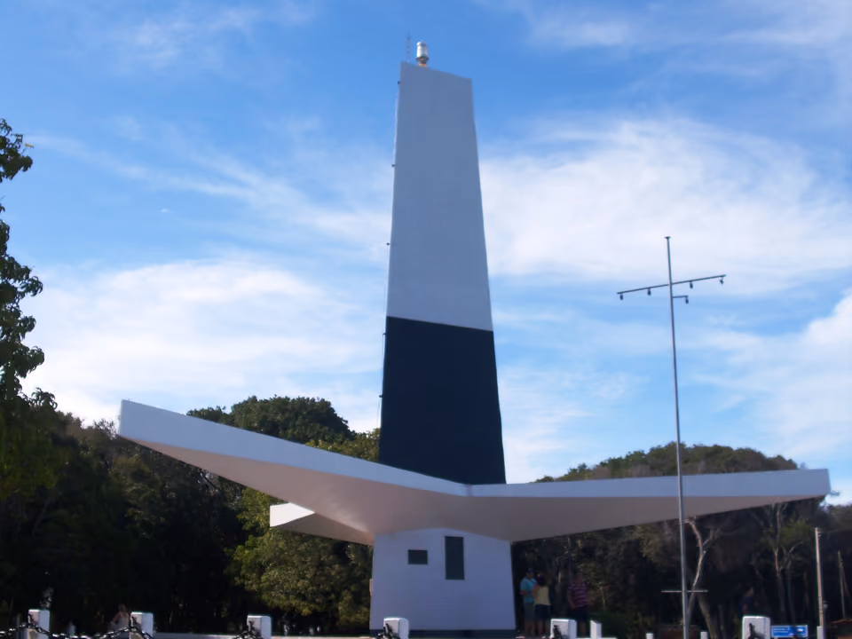 Farol do Cabo Branco, marco arquitetônico próximo à Ponta do Seixas