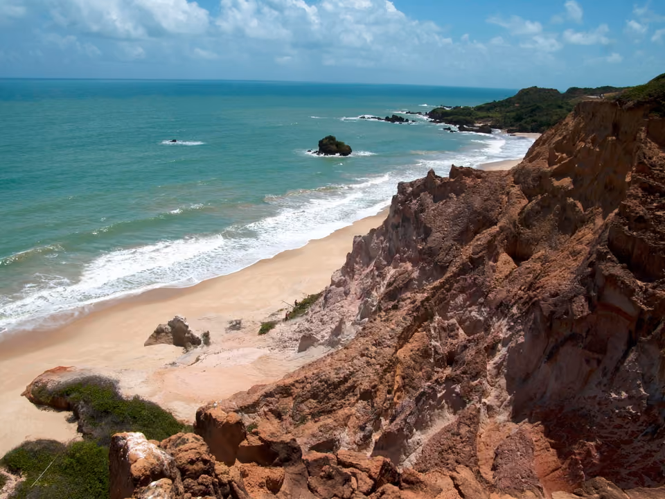 Falésias e mar da Praia de Tambaba, no litoral sul da Paraíba