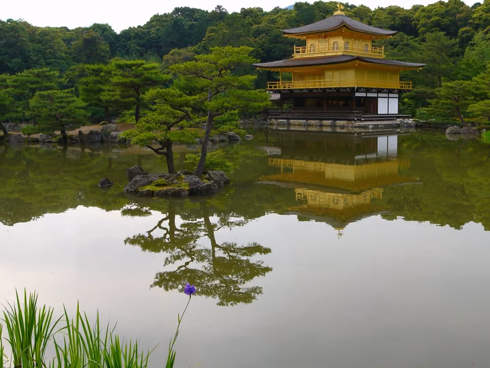 Pavilhão dourado do Kinkaku-ji refletido no lago, Kyoto, Japão