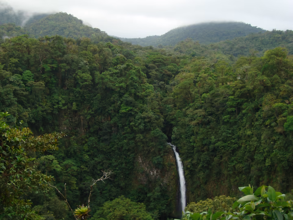 Catarata La Fortuna caindo em meio à floresta tropical, Costa Rica