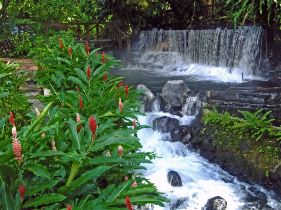 Piscina termal natural em meio à floresta, próxima ao Vulcão Arenal, Costa Rica