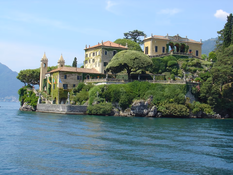 Villa del Balbianello em uma península arborizada às margens do Lago di Como, Itália