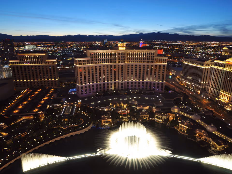 Fontes do Bellagio em Las Vegas em pleno espetáculo, com jatos de água sincronizados iluminados à noite