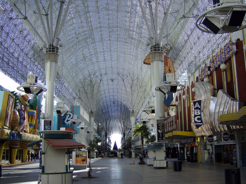 Fremont Street Experience em Las Vegas, com a cobertura de tela de LED iluminada sobre a rua de cassinos históricos