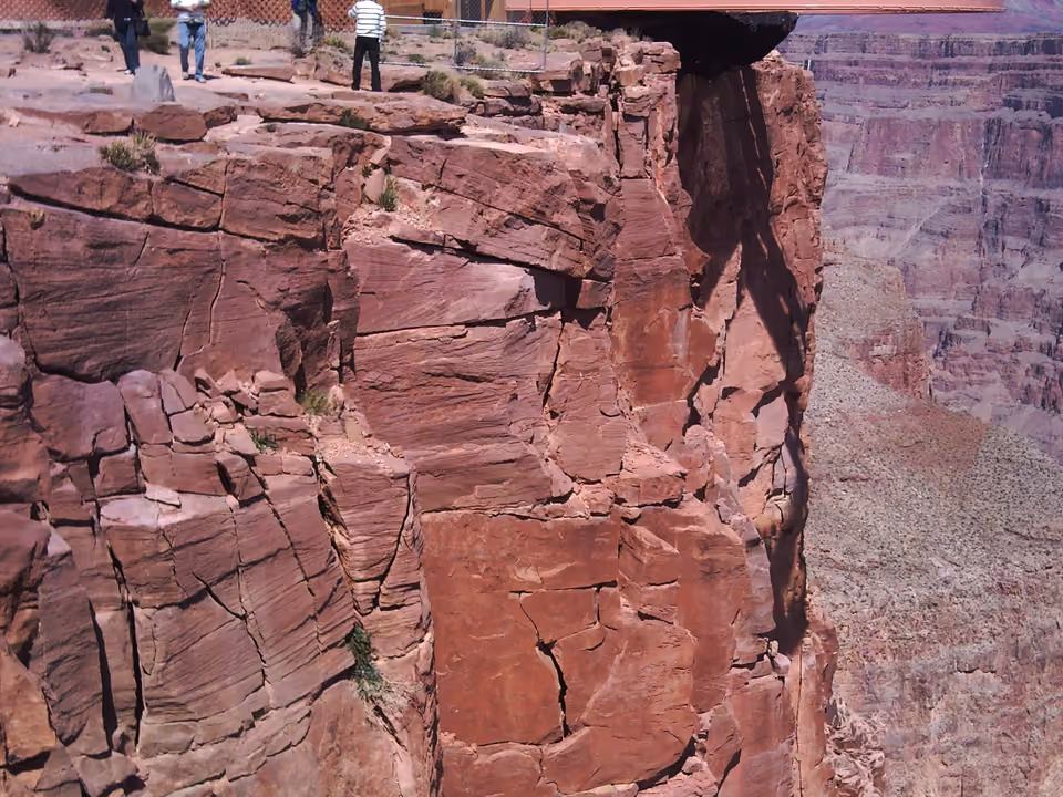 Vista do Grand Canyon na borda oeste (Grand Canyon West), perto de Las Vegas, com as camadas rochosas do desfiladeiro
