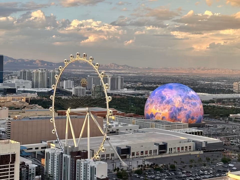 Roda-gigante High Roller em Las Vegas, vista de cima, com a esfera do The Sphere ao fundo