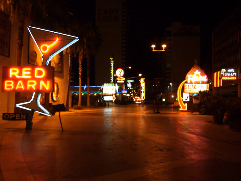 Letreiros de neon vintage preservados ao ar livre no Neon Museum de Las Vegas