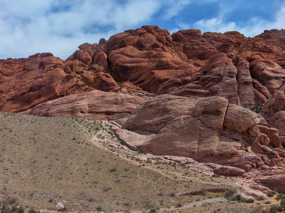Formações rochosas avermelhadas do Red Rock Canyon perto de Las Vegas, com trilhas de deserto ao redor