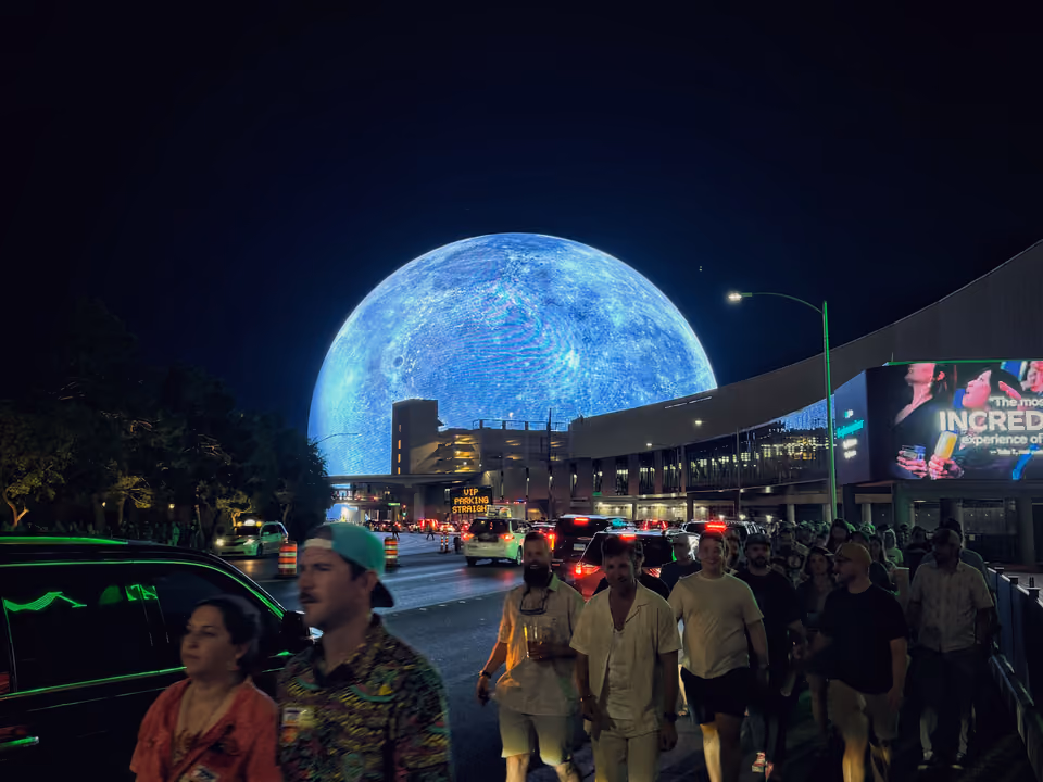 The Sphere em Las Vegas à noite, a estrutura esférica gigante com a fachada de LED exibindo uma imagem iluminada
