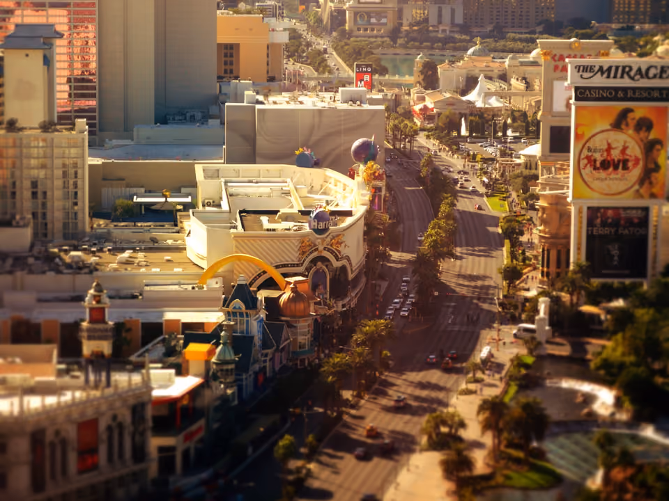 Vista do Las Vegas Strip durante o dia, com os hotéis-cassino temáticos ao longo da avenida principal
