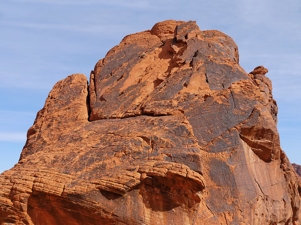 Formações de arenito vermelho no Valley of Fire State Park, perto de Las Vegas, sob céu azul