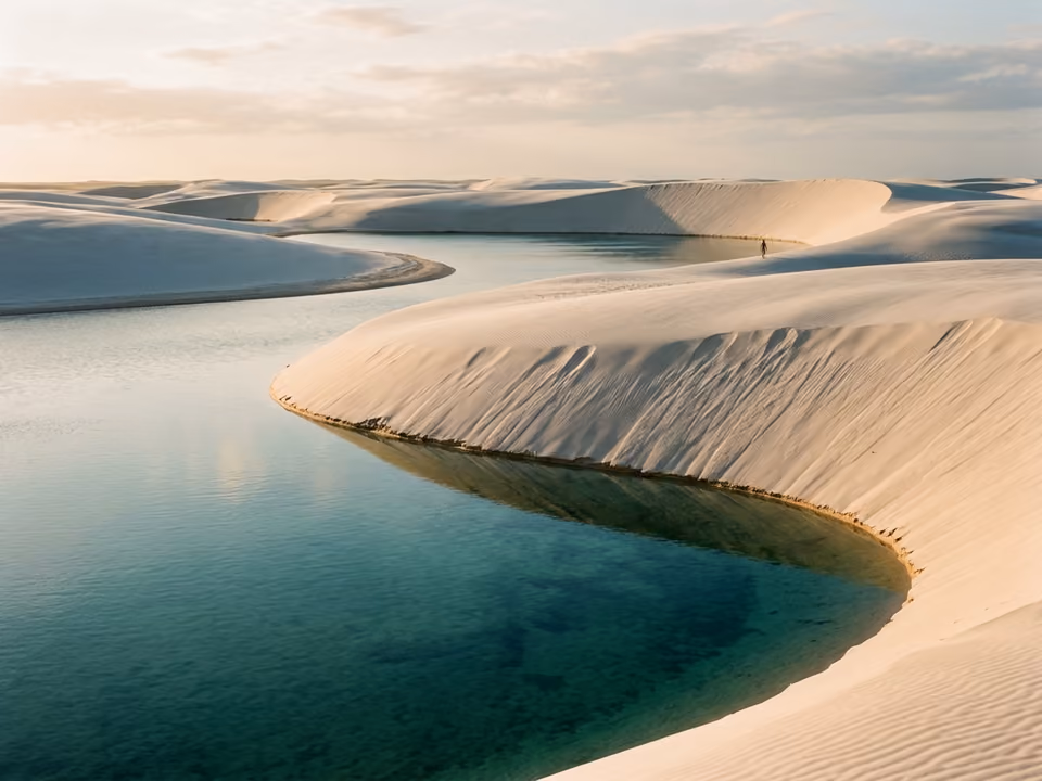 Dunas intocadas de Santo Amaro refletidas em lagoa esmeralda parada, sem estruturas