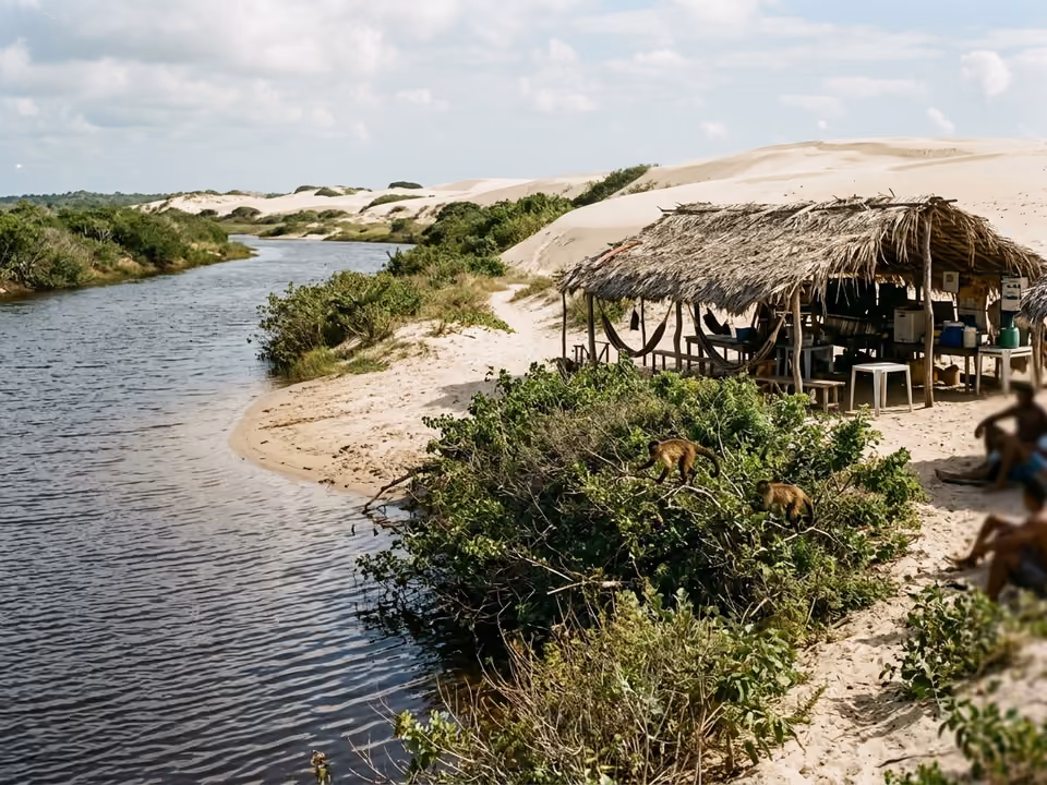 Dunas dos Pequenos Lençóis encontrando o rio em Vassouras, com quiosque rústico de palha