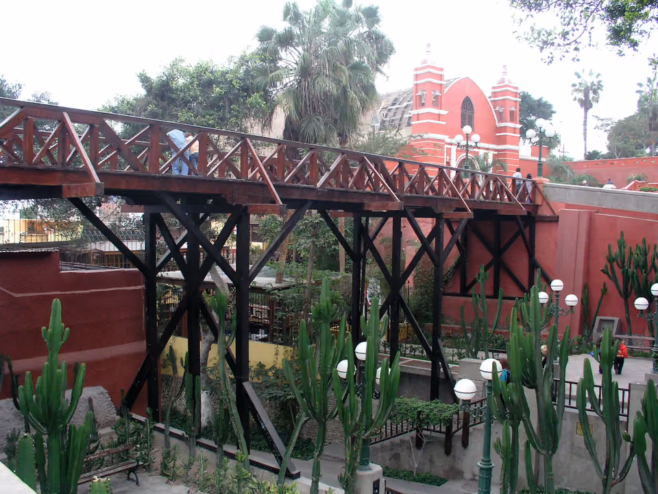 Puente de los Suspiros, com a Ermita de Barranco ao fundo, em Lima, Peru