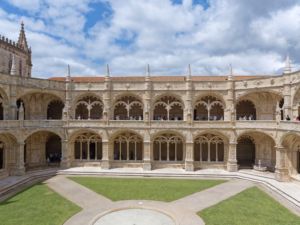 Claustro de dois andares do Mosteiro dos Jerónimos, com arcos rendilhados em pedra calcária no estilo manuelino