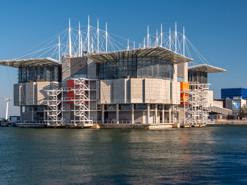 O edifício do Oceanário de Lisboa, estrutura modernista sobre pilares na água da Doca dos Olivais, no Parque das Nações
