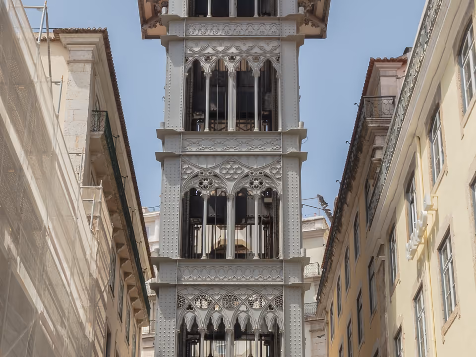 Elevador de Santa Justa em Lisboa, a torre de ferro neogótica erguida entre os prédios da Baixa, vista de baixo