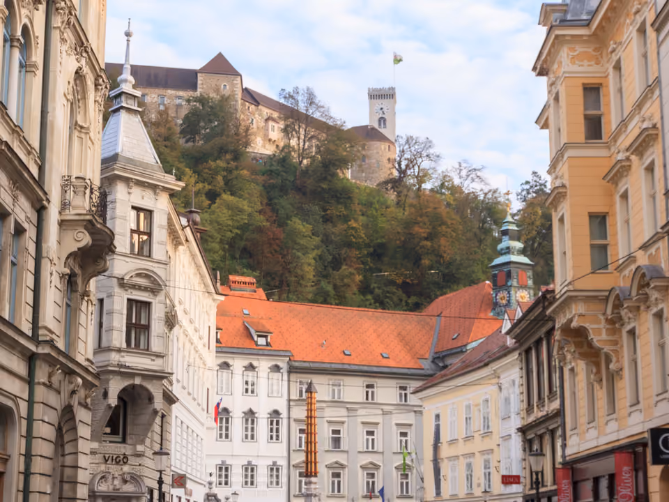 Castelo de Liubliana no alto de uma colina, visto de uma rua do centro histórico, Eslovênia