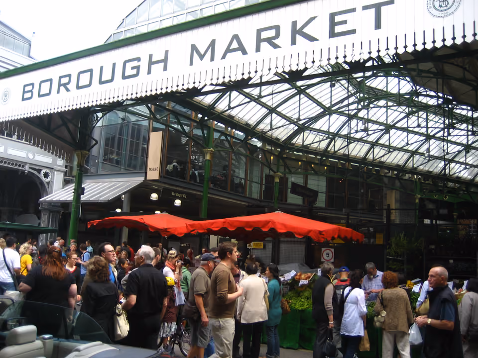 Barracas de comida no Borough Market, próximo à Tate Modern em Londres