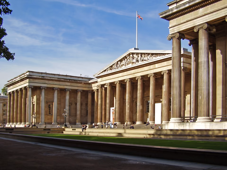 Fachada neoclássica do British Museum em Londres