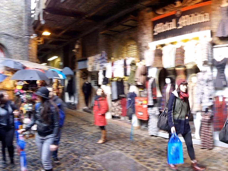 Barracas coloridas do Camden Market em Londres