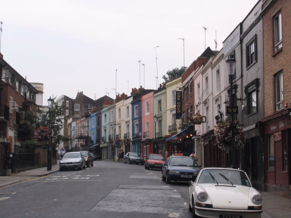 Casas coloridas e mercado de rua em Notting Hill, Londres