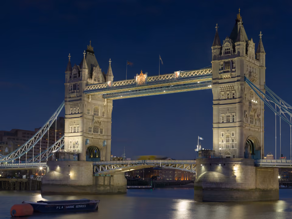 Tower Bridge, ponte levadiça histórica sobre o Rio Tâmisa em Londres
