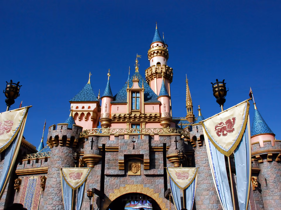 Castelo da Bela Adormecida no parque Disneyland em Anaheim, perto de Los Angeles, com bandeirinhas coloridas no topo