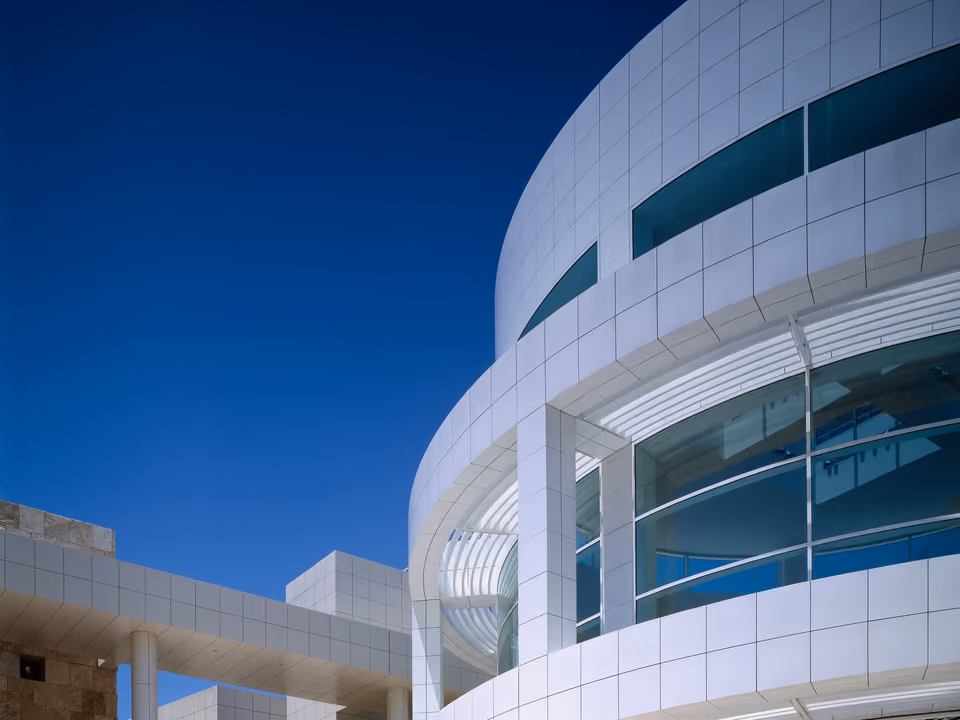 Fachada de pedra clara do Getty Center em Los Angeles, com os jardins em terraço e vista panorâmica sobre a cidade