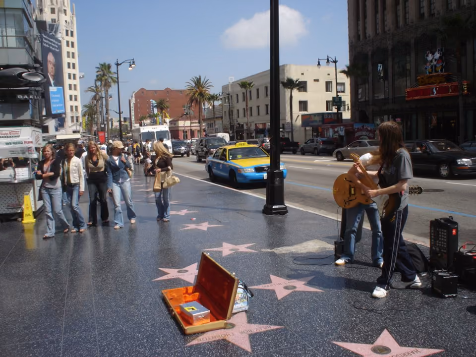Estrelas de bronze e mármore rosa do Hollywood Walk of Fame na calçada da Hollywood Boulevard