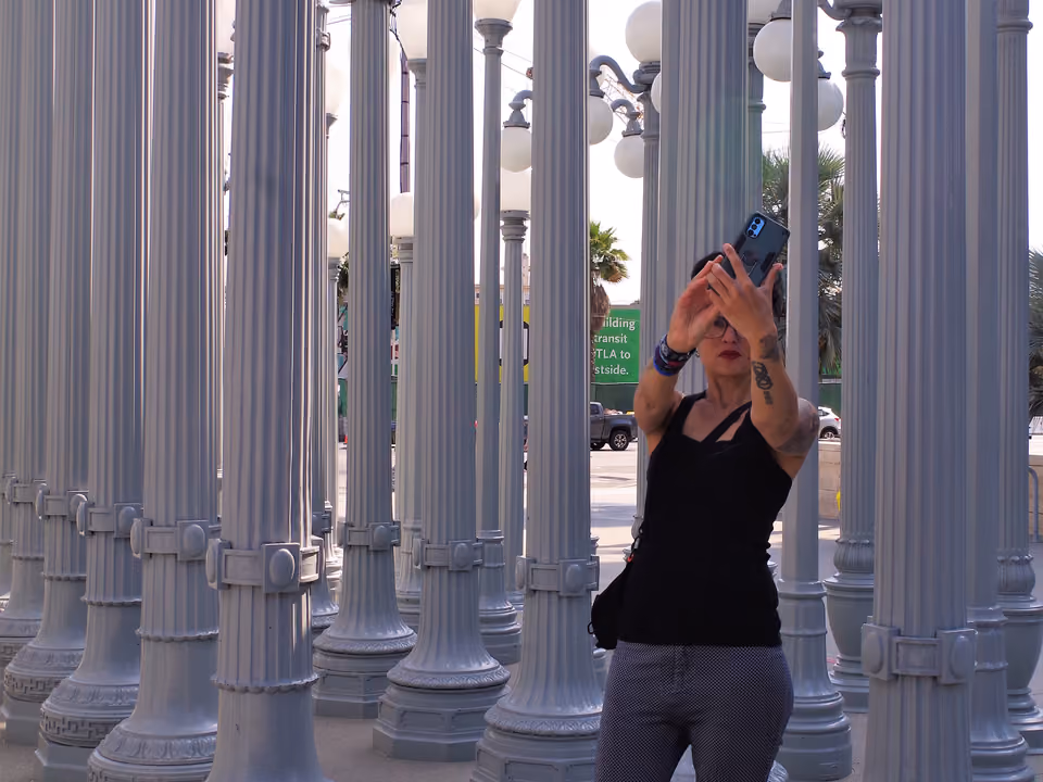 Instalação Urban Light do LACMA em Los Angeles, com fileiras de antigos postes de luz enfileirados na entrada do museu