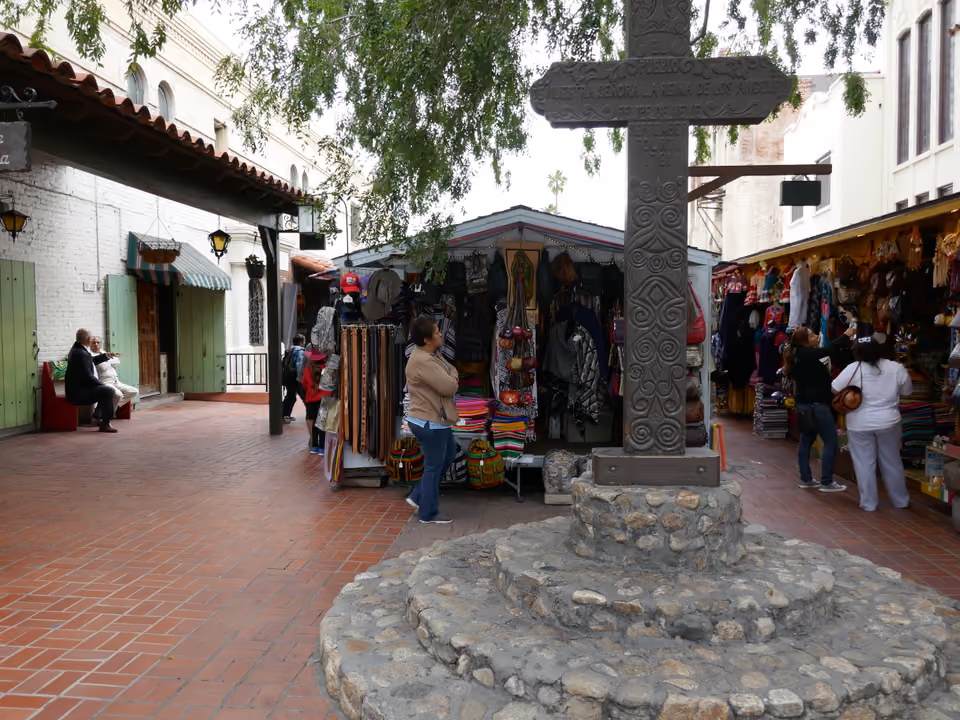 Barracas coloridas de artesanato mexicano na Olvera Street, no centro histórico de Los Angeles