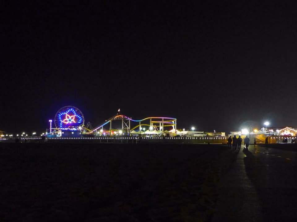 Cais de Santa Monica em Los Angeles, com a roda-gigante colorida e o parque de diversões sobre o oceano Pacífico