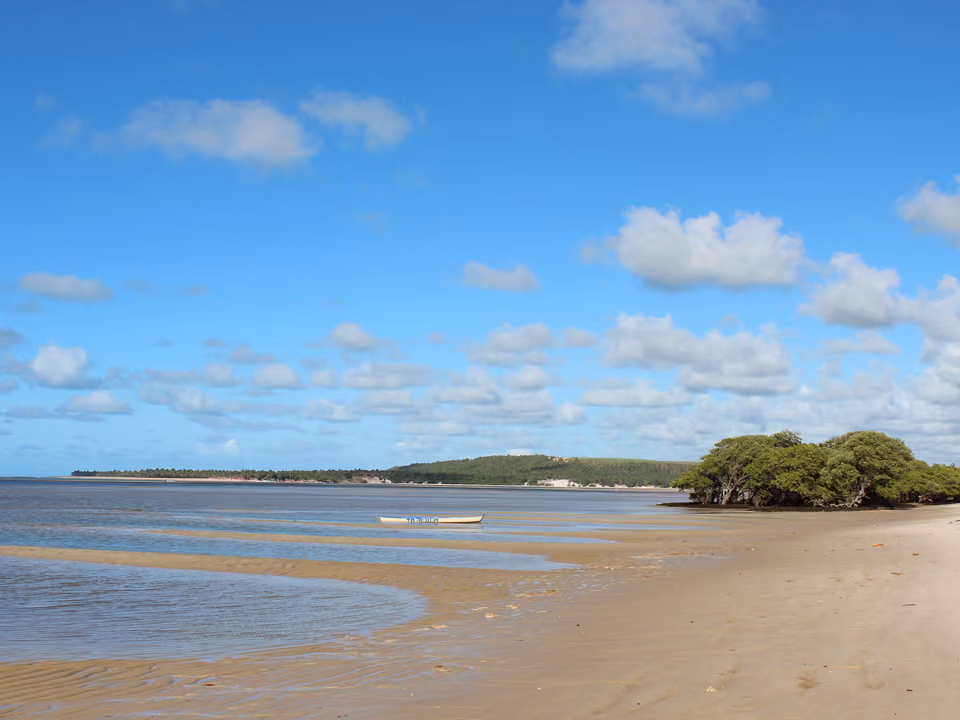 Praia e lagoa de Barra de São Miguel, no litoral sul de Alagoas