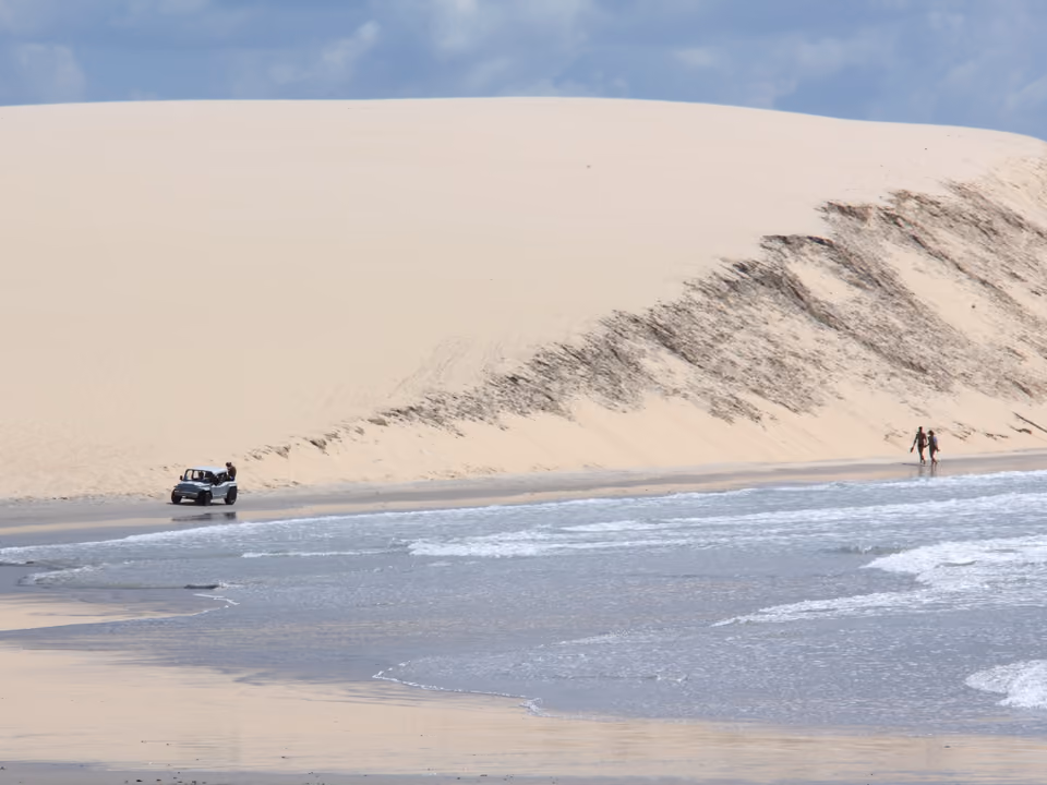 Buggy percorrendo dunas de areia no litoral nordestino, imagem ilustrativa — fotografada em Jericoacoara (CE), não em Alagoas